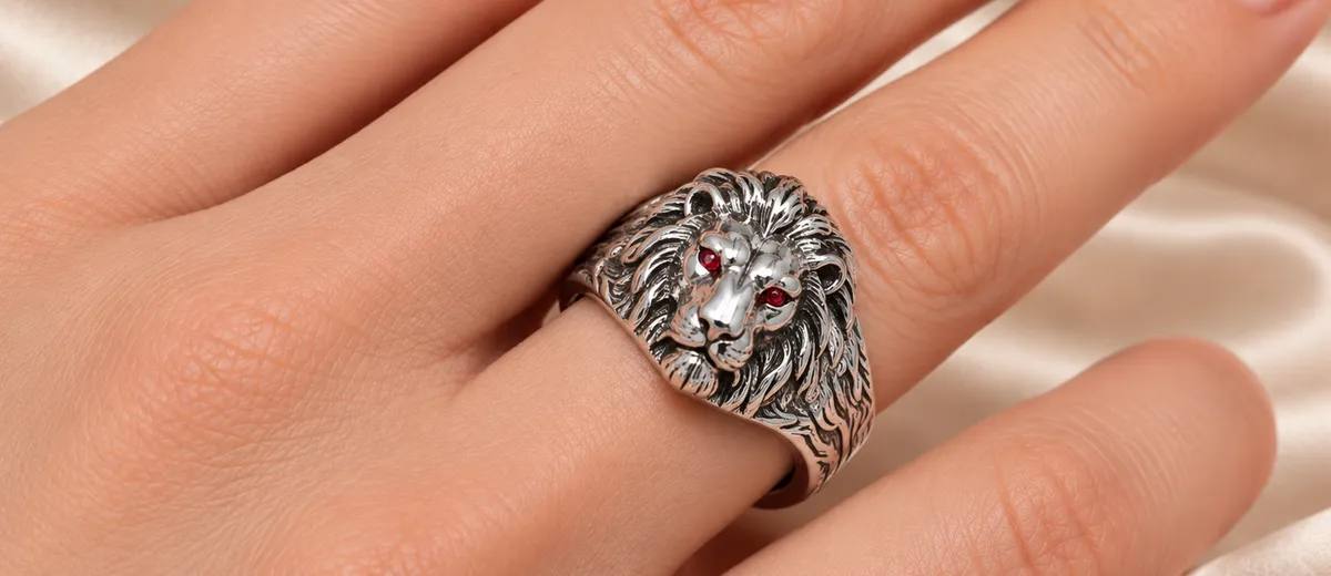 Bague en argent ornée d'une tête de lion, portée, création sur-mesure à Metz