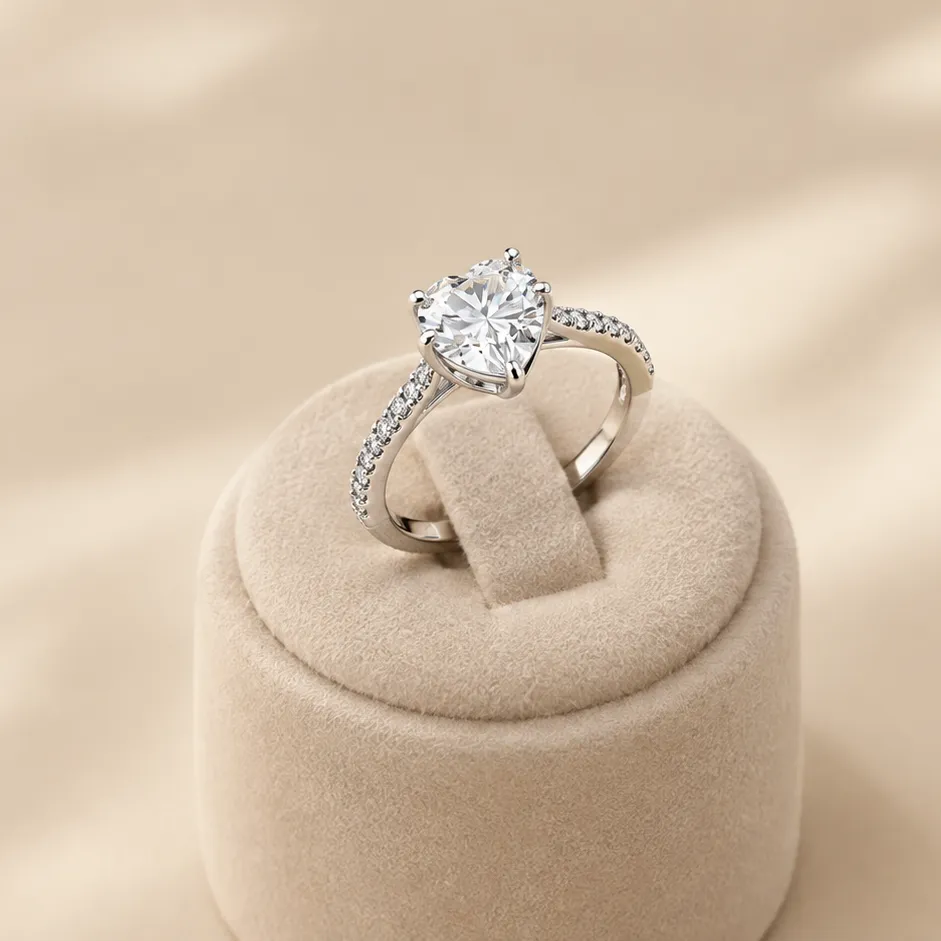 Bague de fiançailles solitaire à pierre taille cœur sur son présentoir, création sur mesure Preface Bijoux à Metz