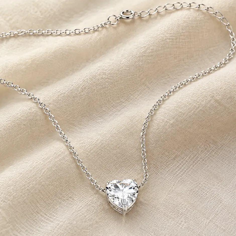 Collier argenté à pendentif cœur orné d'une pierre blanche, création de la boutique Preface Bijoux à Metz