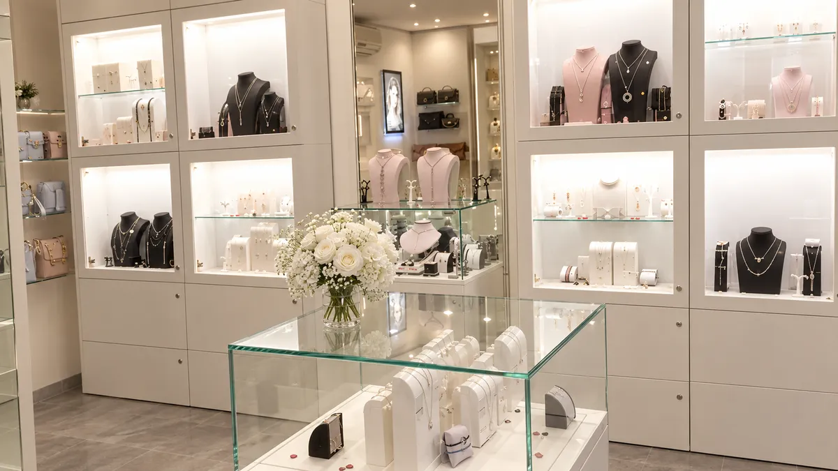 Intérieur de la boutique Preface Bijoux à Metz, vitrines et présentoirs de bijoux