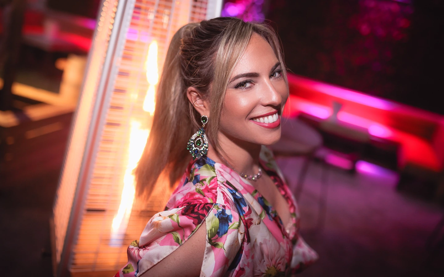 Lucile, créatrice de Preface Bijoux à Metz, souriante et portant des boucles d'oreilles bijoux