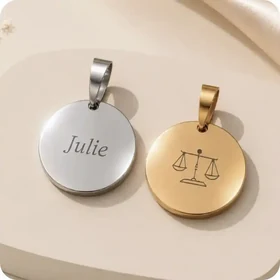 Deux pendentifs personnalisés par gravure à l'atelier de Metz