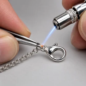 Réparation d'un fermoir de collier à l'atelier Preface Bijoux à Metz